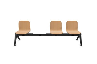 Der Ablagetisch der 4er Bank Helgoland kann passend konfiguriert werden