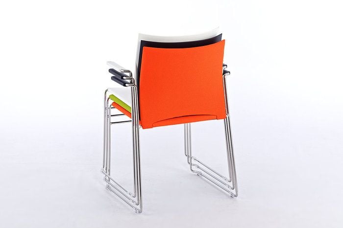 Der Stuhl ist in verschiedenen Farbvariationen erhältlich