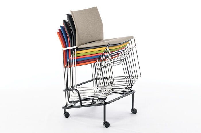 Die Stühle der Ibiza Modellfamilie können zusammen gestapelt und transportiert werden