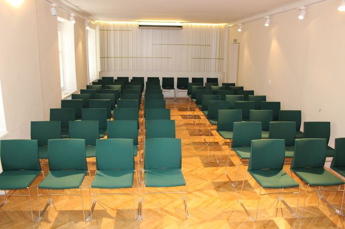 In Hallen und Säle sind feste Stuhlreihen bei Veranstaltungen Pflicht