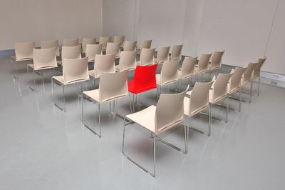 Miteinader verbunden ergeben die Ibiza feste Stuhlreihen die verrutschen der Stühle unmöglich machen