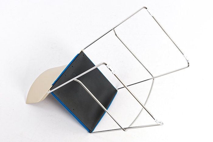 Das Stuhlgestell aus dünnem Stahlrohr ist robust konstruiert
