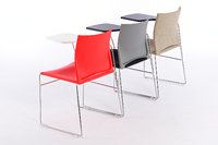 Der Stuhl lässt sich auch mit Schreibtischchen perfekt in Stuhlreihen aufstellen
