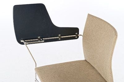 Mit hoch geklappter Ablagefläche kann der Ibiza SP RP ST wie ein einfacher Stuhl genutzt werden