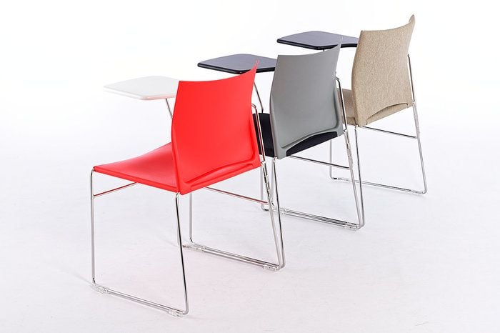 Der Stuhl lässt sich auch mit Schreibtischchen perfekt in Stuhlreihen aufstellen
