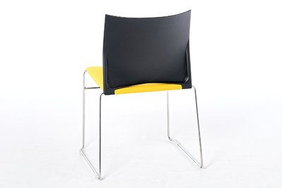 Die Kunststoff-Rückenlehne unterstützt den modernen Eindruck des Stuhles