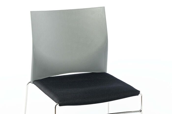 Unser Kunststoffstuhl Ibiza SP kann in grauer Kunststofffarbe gewählt werden