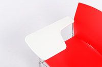 Arbeitsfläche und Sitzschale lassen sich farblich unterschiedlich gestalten