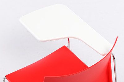 Die Schreibfläche ermöglicht angenehmes Sitzen