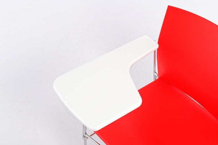 Arbeitsfläche und Sitzschale lassen sich farblich unterschiedlich gestalten