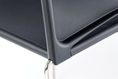 Die Kunststofflehne ist sehr strapazierfähig