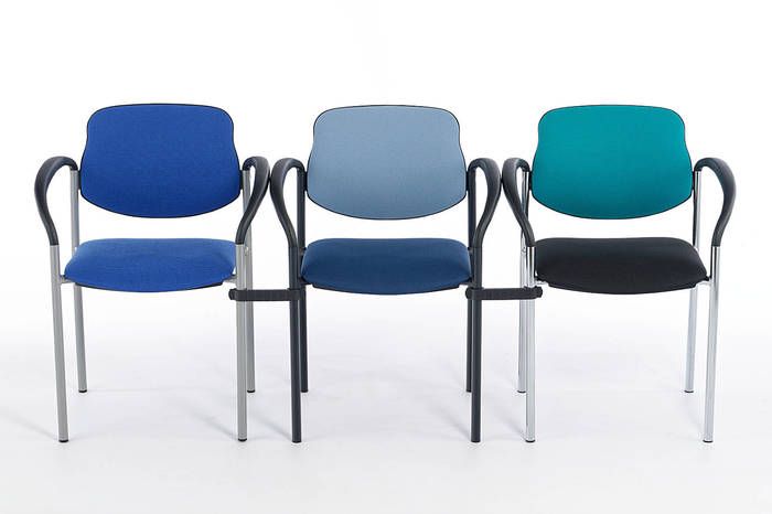 Mit optional erhaltlichen Stuhlverbindern können auch die Armlehnenstühle als Reihe gestellt werden