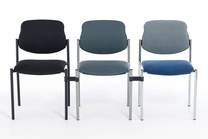 Mit optional erhältlichen Stuhlverbindern können feste Stuhlreihen gestellt werden