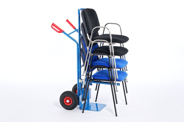 Die Armlehnenstühle können einfach transportiert werden
