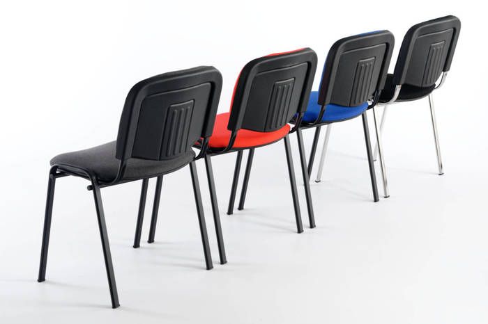 Unsere Iso Polsterstühle lassen ist mit seperat erhältlichen Verbindern in festen geraden Reihen stellen
