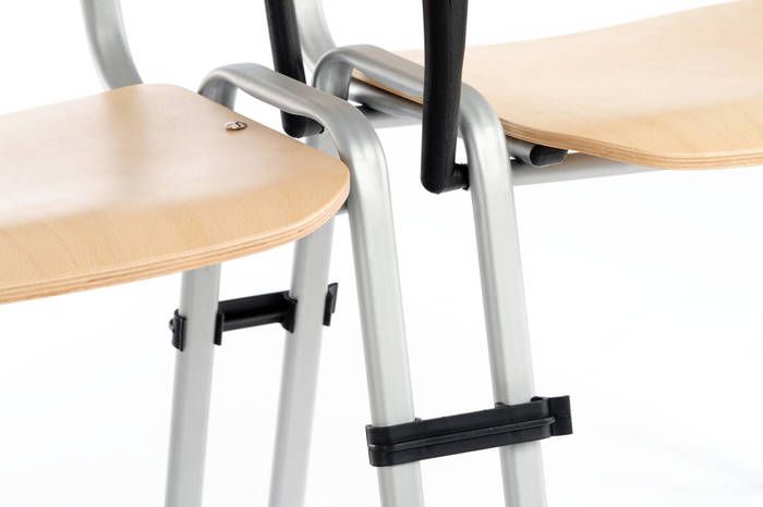Durch die optionalen Reihenverbinder werden die Stühle leicht verbunden