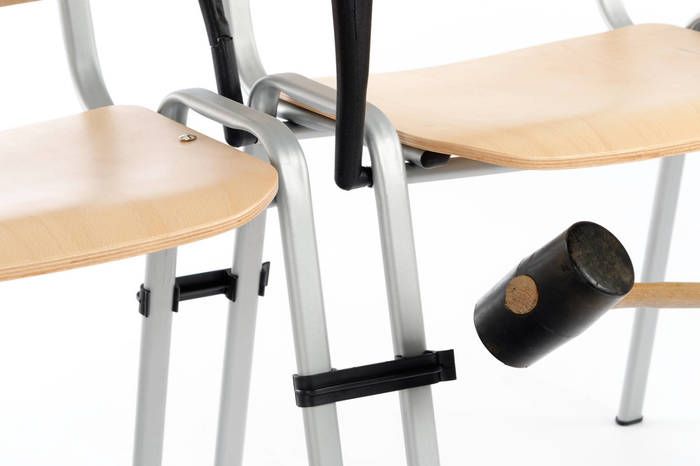 Mit etwas Druck werden die Iso-Stühle verbunden