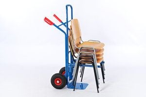 Die Holzstühle können gestapelt transportiert werden Die Holzstühle können gestapelt transportiert werden