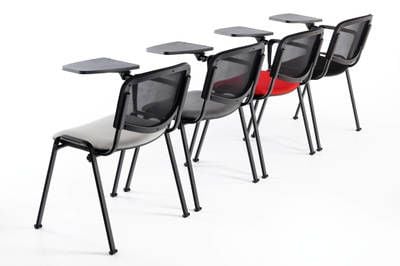 Für Schulungen und Seminare eignet sich unser Stuhl mit Klapptablar besonders gut
