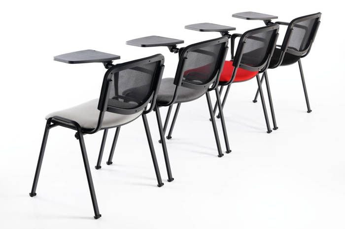 Für Schulungen und Seminare eignet sich unser Stuhl mit Klapptablar besonders gut