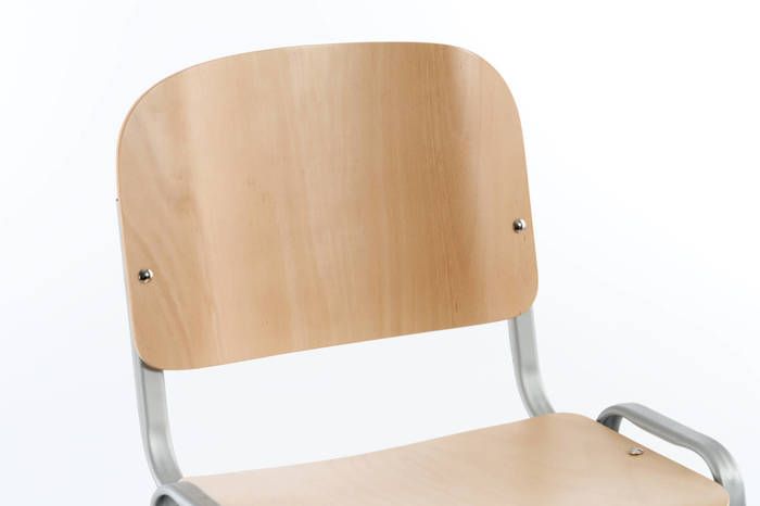 die offene Rückenlehne sorgt für ein lockeres Design