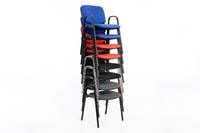 Unsere stapelbaren Iso Stühle haben ein Metallgestell