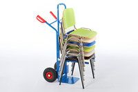 Für rückenschonendes Verräumen der Stühle steht Ihnen eine robuste Stuhlkarre zur Verfügung