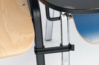 Mit dem optionalen Stuhlverbinder können feste Stuhlreihen gestellt werden