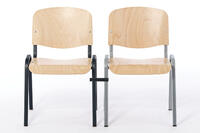 Die Stühle unserer Iso Plus Modellfamilie können mit Stuhlverbinder miteinander verbunden werden