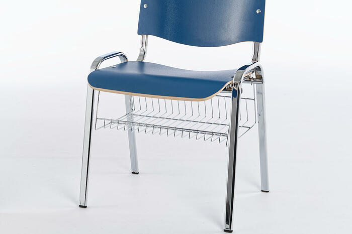 Das optional erhältliche Ablagekörbchen unter der Stuhlsitzfläche kann zum Verstauen genutzt werden