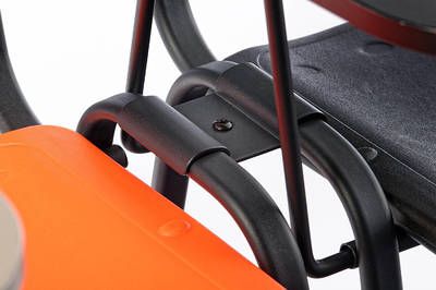 Der Metallverbinder erschafft feste Stuhlreihen