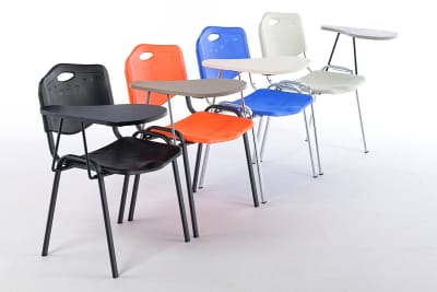 Moderne Kunststoffstühle mit Schreibtablar