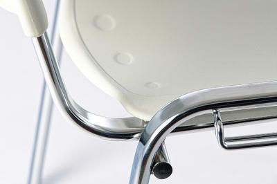 Rahmen und Kunststoffflächen sind aufeinander abgestimmt
