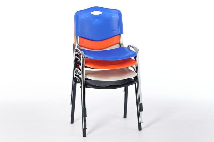 Ineinander gestellt entstehen feste Stuhlstapel