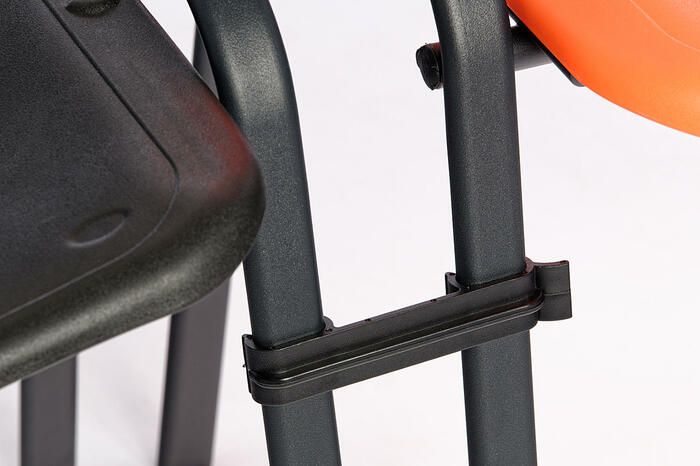Mit einem Stuhlverbinder können die Stühle verbunden werden