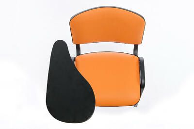 Gepolsterte Seminarstühle mit Schreibbrett
