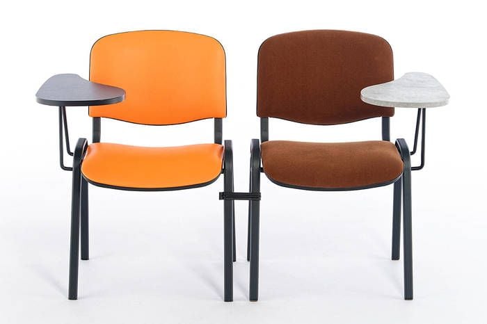 Miteinander verbunden entstehen feste Stuhlreihen mit Schreibtablar