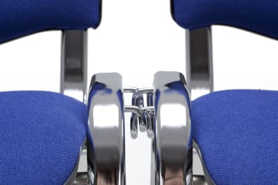 Die optional wählbaren Stuhlverbinder greifen ineinaner