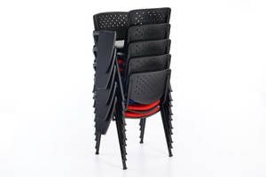 Bei Nichtbedarf lassen sie die Iso-Stühle hoch stapeln Bei Nichtbedarf lassen sie die Iso-Stühle hoch stapeln