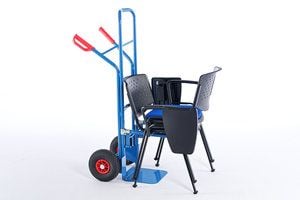 Mit unserer Stuhlkarre können die stapelbaren Collegestühle schnell transportiert werden Mit unserer Stuhlkarre können die stapelbaren Collegestühle schnell transportiert werden