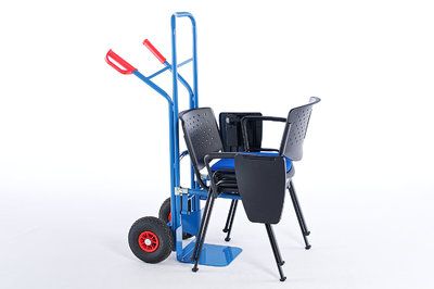 Mit unserer Stuhlkarre können die stapelbaren Collegestühle schnell transportiert werden