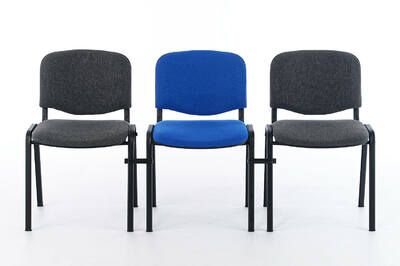 Mit optional erhältlichen Verbindern lassen sich feste Stuhlreihen stellen