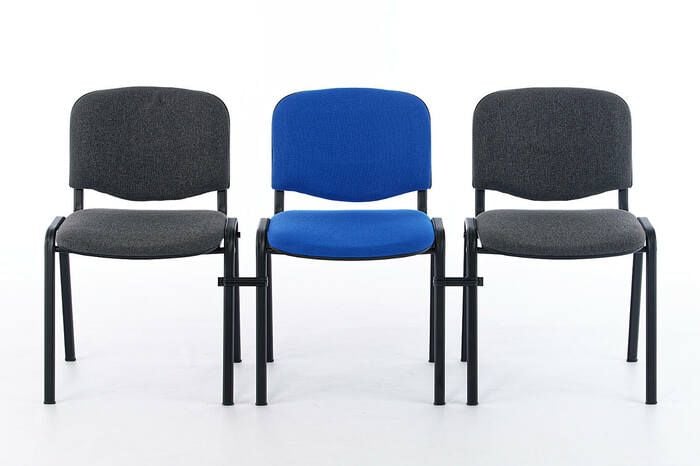 Mit optional erhältlichen Verbindern lassen sich feste Stuhlreihen stellen