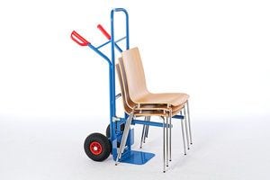 Mit unserer Stuhlkarre können die Stapel des Kairo schnell transportiert werden Mit unserer Stuhlkarre können die Stapel des Kairo schnell transportiert werden