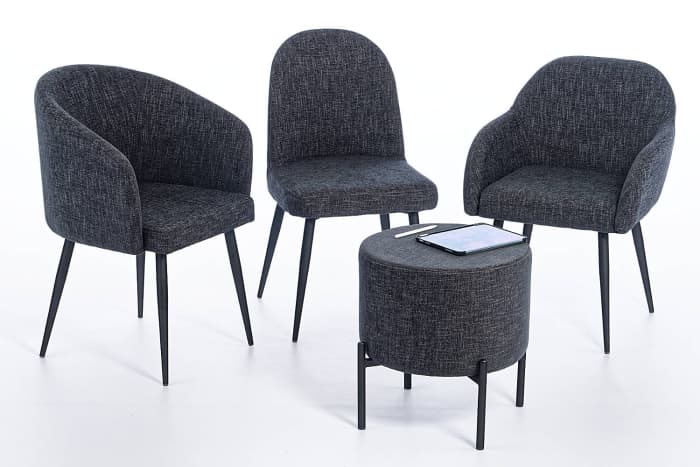 Es gibt mehrere Stühle mit den selben Designs