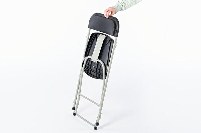 Der leichte Stuhl kann ohne Kraftaufwand weggehoben werden