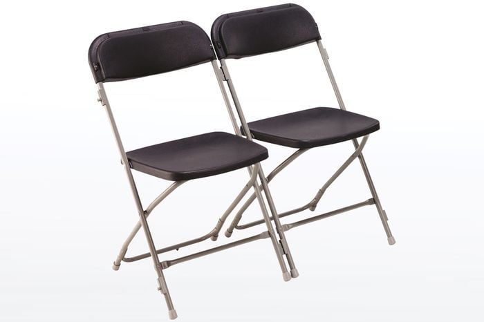 Durch die integrierten Stuhlverbinder können die Kuba RV Klappstühle kinderleicht ineinander gesetzt werden um feste Stuhlreihen zu ermöglichen