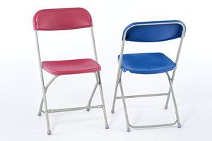 Der Klappstuhl Kuba ist in bunten Farbgebungen erhältlich