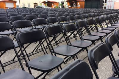 Bei der Reihenbestuhlung können unsere Kuba Klappstühle mit ihrem optionalen Reihen- und Stuhlverbindern punkten