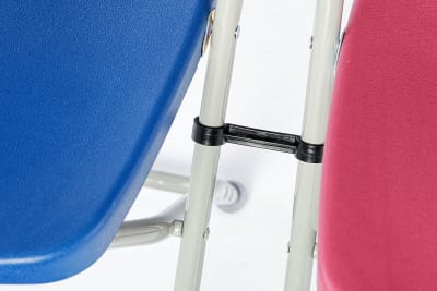 Mit Reihenverbindern lassen sich die Stühle zusammen befestigen